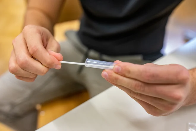 Delno smo k velikemu »uspehu« omikrona pripomogli tudi ljudje, ki smo zaradi njegove manjše patogenosti opustili protivirusne zaščitne ukrepe, s katerimi smo zadrževali različice pred omikronom. FOTO: Voranc Vogel/Delo
