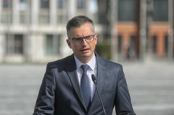 Obrambni minister Marjan Šarec bo danes od občanov Postojne slišal, kako jim vadišče Poček greni življenje. Foto Blaž Samec
