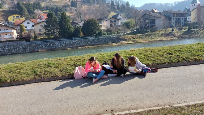 Tanja Drolec otroke večkrat odpelje ven. Čas, ko jim prisluhne, pa niso le razredne ure: »Pri razredništvu ni učnega načrta, kompasa, po katerem se ravnaš, ampak slediš svojemu notranjemu glasu, tistemu, kar v nekem trenutku meniš, da je prav in dobro.« FOTO: osebni arhiv
