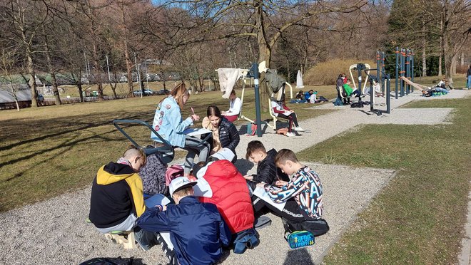 Z učenci se učijo tudi v parku. FOTO: osebni arhiv
