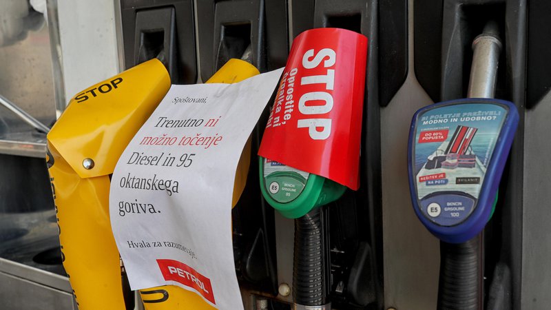 Fotografija: Tržni inšpektorji so tudi preiskovali, zakaj so nekateri točili gorivo iz črpalk, ki so bile označene, da nimajo goriva. FOTO: Blaž Samec/Delo
