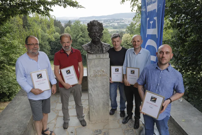 Žirija je letos izbirala med kar dvesto romani. FOTO: Jože Suhadolnik/Delo
