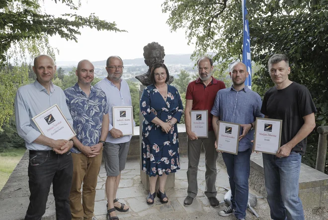 Nominirance sta pozdravila direktorica Nataša Luša in urednik kulturne redakcije Andrej Predin. FOTO: Jože Suhadolnik/Delo
