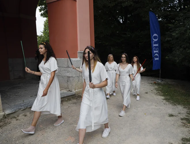 Nagrajenca h kresu v sprevodu pospremijo kresnice. FOTO: Jože Suhadolnik/Delo
