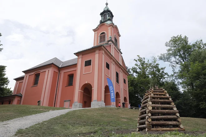 Avtor zmagovalnega romana po razglasitvi tradicionalno prižge kresni ogenj. FOTO: Jože Suhadolnik/Delo
