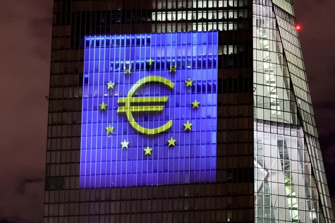 Kot druge centralne banke bo tudi ECB pred dilemo, kako visoko bo smiselno zvišati stroške zadolževanja. FOTO: Wolfgang Rattay/Reuters