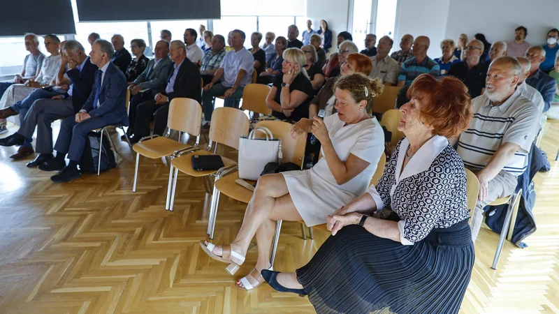 Fotografija: Več kot 200 članov, ki so prišli na srečanje sindikata upokojencev, je novi vladi poslalo svoje predloge in pobude. FOTO: Jože Suhadolnik/Delo
