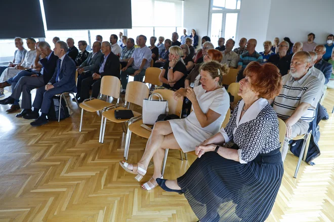 Več kot 200 članov, ki so prišli na srečanje sindikata upokojencev, je novi vladi poslalo svoje predloge in pobude. FOTO: Jože Suhadolnik/Delo
