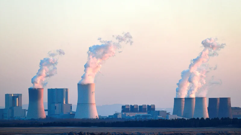 Odprti kop lignita in termoelektrarna Boxberg v kraju Nochten v Nemčiji. FOTO: Matthias Rietschel/REUTERS
