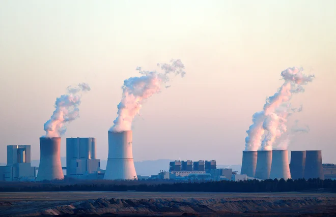 Odprti kop lignita in termoelektrarna Boxberg v kraju Nochten v Nemčiji. FOTO: Matthias Rietschel/REUTERS
