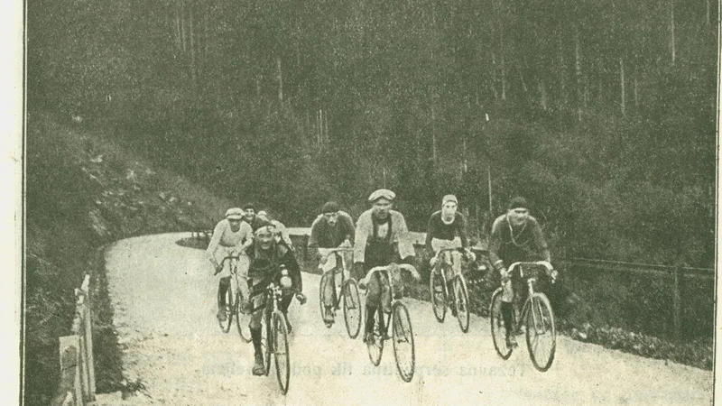 Fotografija: Na ljubeljskem klancu na dirki za Prvenstvo koroške Slovenije poleti 1920; dirka je imela tudi narodnopropagandni pomen v času pred koroškim plebiscitom. FOTO: Revija Sport, 1920