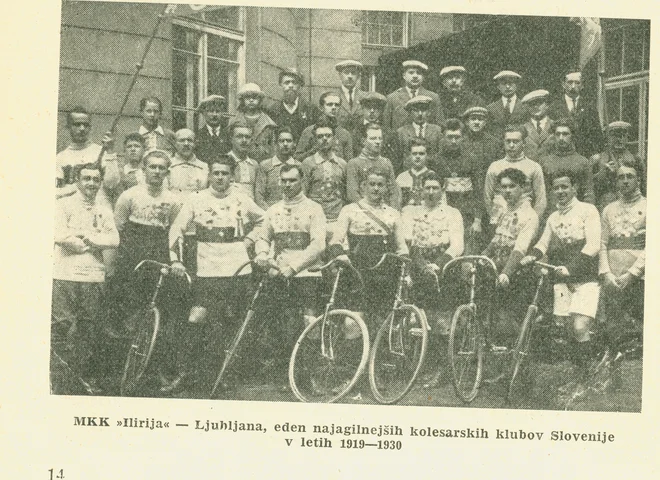 Kolesarji in odborniki ljubljanskega Motokolesarskega kluba Ilirija, ki je bil nadaljevanje KSBL in je v dvajsetih letih razširil delovanje z motošportom. FOTO: Sedemdeset let slovenskega kolesarskega športa 1887-1957 
