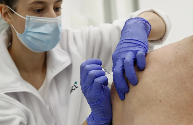 »V celoti bi morali izkoristiti tudi zmogljivosti za cepljenje otrok, ki jih imamo v Nemčiji, kar se doslej še zdaleč ni zgodilo. Vsi ostali bi se morali cepiti vsaj trikrat, po želji pa tudi štirikrat,« je poudaril nemški virolog Christian Drosten. FOTO: Matej Družnik/Delo
