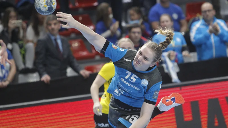 Fotografija: Valentina Klemenčič se je uveljavlala že pri Krimu, zdaj ji pripada zelo vidna vloga pri mladinski reprezentanci. FOTO: dokumentacija Dela