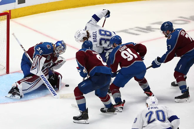 Hokejisti Tampe (v belem) so premagali Colorado in zagotovili napeto zadnje dejanje sezone v NHL. FOTO: Mark J. Rebilas/Usa Today Sports
