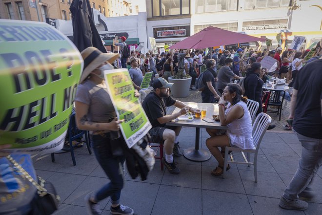 Gostje restavracije v Los Angelesu so se znašli sredi demonstracij. Foto David Mcnew/Afp
