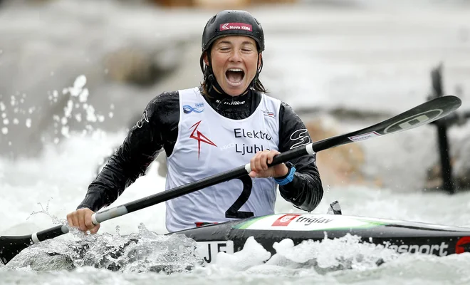 Evi Terčelj se finalna tekma za svetovni pokal v kajaku na divjih vodah v Tacnu ni izšla po najboljših željah. Premagala jo je tudi reprezentančna kolegica Eva Alina Hočevar. FOTO: Matej Družnik/Delo
