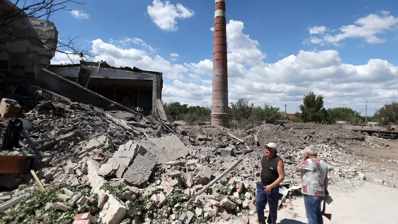 Fotografija: Uničena kmetija v vasi blizu Harkova. FOTO: Anatolii Stepanov/AFP
