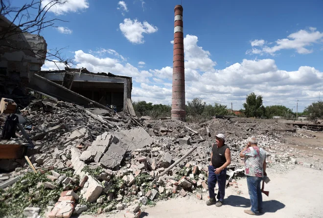 Uničena kmetija v vasi blizu Harkova. FOTO: Anatolii Stepanov/AFP
