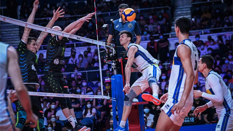 Fotografija: Klemen Čebulj (levo), Žiga Štern in drugi Slovenci v ponovitvi finala lanskega evropskega prvenstva na Filipinih niso bili enakovredni tekmeci Italijanom. FOTO: Volleyballworld