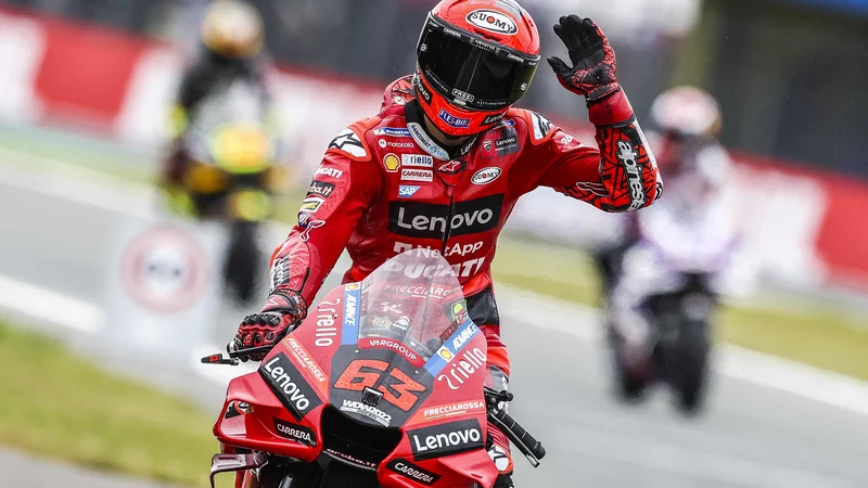 Fotografija: Francesco Bagnaia, motociklist moštva Ducati Lenovo, se je veselil najhitrejšega kvalifikacijskega časa in prvega mesta na jutrišnji driki za svetovno prvenstvo v razredu moto GP. FOTO: Vincent Jannink/AFP