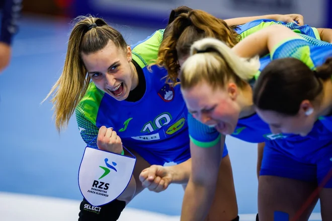 Mlade Slovenke so naletele na pretrd oreh. FOTO: RZS
