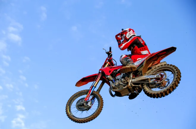 Tim Gajser je zanesljivo dobil obe dirki v Indoneziji. FOTO: Matej Družnik/Delo

