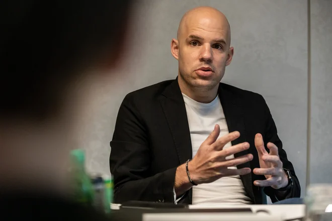 Matej Rigelnik je finančnik, ki se je o porabi energije in varčevanju z njo učil od strokovnjakov in skozi svoje sedanje delo. FOTO: Črt Piksi
