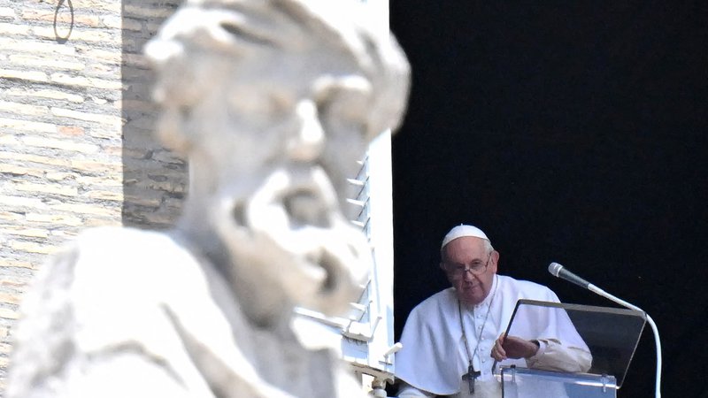Fotografija: Papež Frančišek je mlade pozval, naj pohitijo in si čim prej nadenejo zakonski jarem. FOTO: Alberto Pizzoli/AFP

