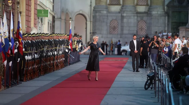 Predsednica državnega zbora Urška Klakočar Zupančič si je privoščila z vidika protokolarnih pravil zelo svoboden vstop na prireditveni prostor. FOTO: Blaž Samec/Delo
