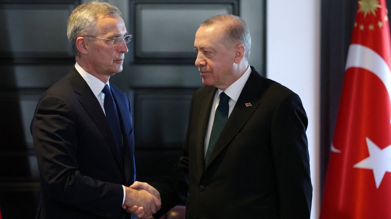 Fotografija: Generalni sekretar Nata Jens Stoltenberg (levo) in turški predsednik Recep Tayyip Erdoğan med marčevskim srečanjem v Antalyi Foto: Reuters
