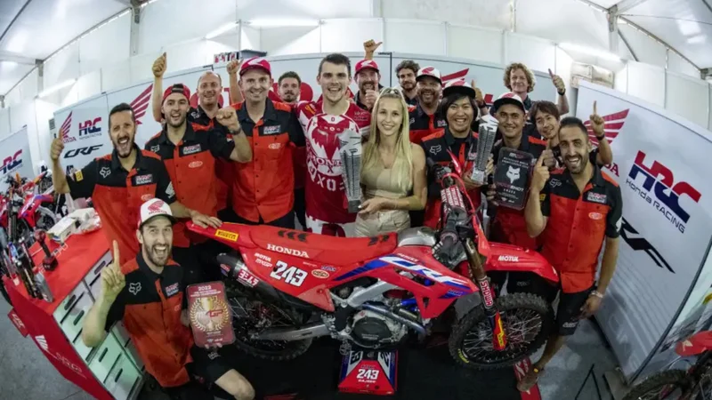 Fotografija: Tim Gajser se je takole s srčno izbranko Špelo in člani Hondine ekipe veselil popolnega konca tedna v Indoneziji. FOTO: Honda Racing