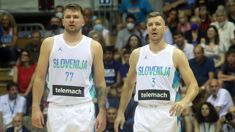 Fotografija: Luka Dončić in Goran Dragić sta se brez težav ujela po slabih petih letih od zadnje skupne tekme, finala evropskega prvenstva v Istanbulu. FOTO: Blaž Samec