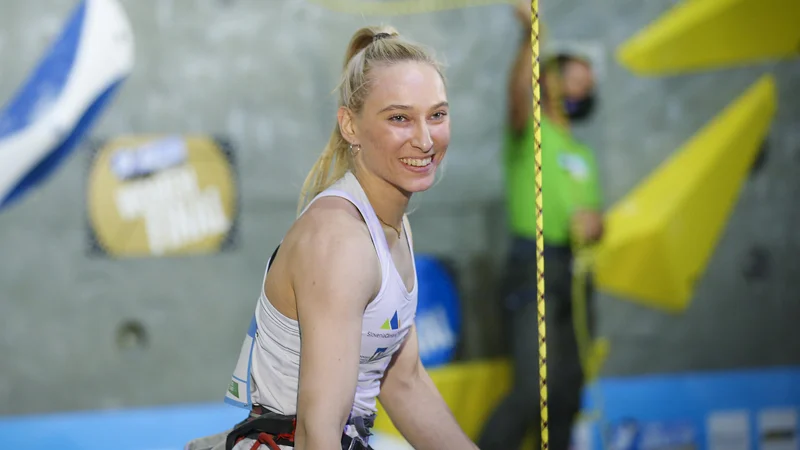 Fotografija: Janja Garnbret ne popušča, dosegla je že 33. zmago v svetovnem pokalu in 50. uvrstitev na zmagovalni oder. FOTO: Jože Suhadolnik/Delo
