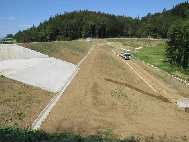 V pregrado so vgradili več kot sto tisoč kubičnih metrov zemljine in peska. FOTO: Bojan Rajšek/Delo
