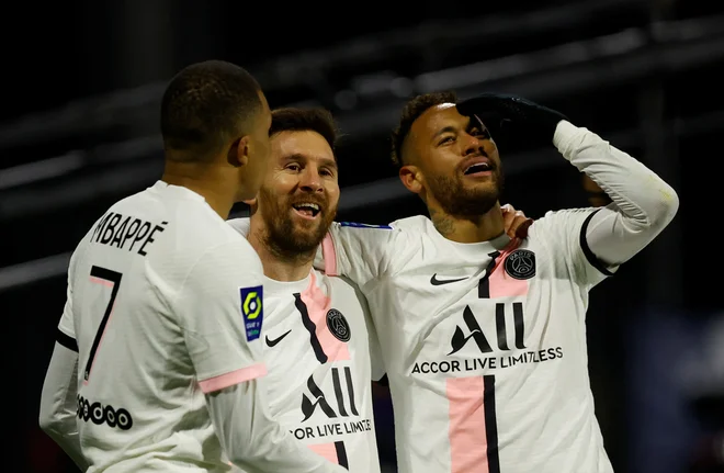 Zvezdniški trio s Kylianom Mbappejem, Lionelom Messijem in Neymarjem (na fotografiji z leve) bo vsak hip razpadel po vsega eni skupni sezoni. FOTO: Stephane Mahe/Reuters