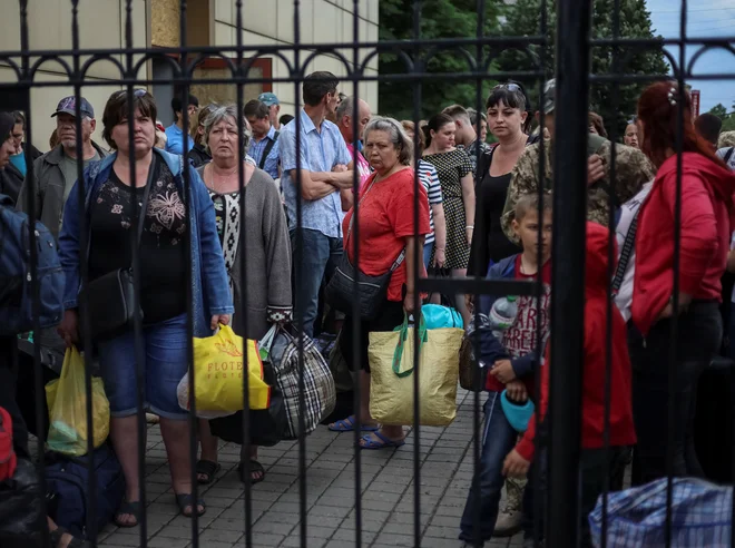 Ljudje čakajo na evakucijo v Dnipro in Lvov v Donecku. FOTO: Gleb Garanich/Reuters

