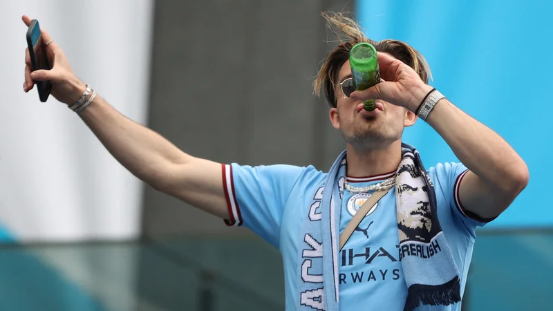 Fotografija: Jack Grealish si je konec maja dal duška že med šampionsko parado v Manchestru po osvojitvi državnega naslova z ekipo Manchester Cityja. FOTO: Molly Darlington/Reuters