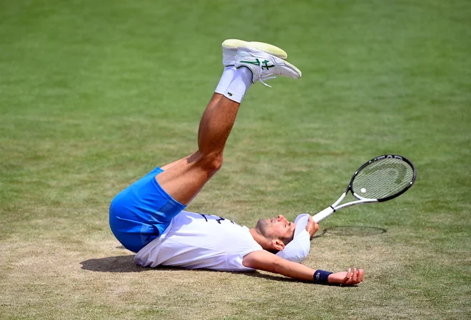Novak Đoković med treningom v slovitem&nbsp;klubu&nbsp;All England Lawn Tennis and Croquet v londonskem Wimbledonu. FOTO:&nbsp;Toby Melville/Reuters
