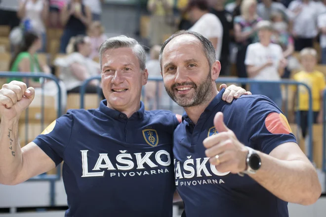 Alem Toskić (desno) je na klopi Celja proslavil osvojitev državnega naslova. FOTO: Jure Eržen/Delo
