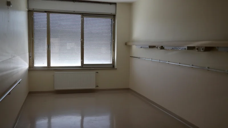 Fotografija: Zaradi načrtovane obnove so že v celoti preselili nekatere oddelke. FOTO: Blaž Samec/Delo