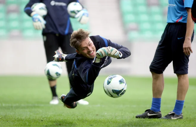 Vid Belec bo poslej žogo spet lovil za Apoel. FOTO: Roman Šipić/Delo
