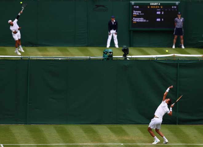 Aljaž Bedene (desno) je v svojem zadnjem Wimbledonu doživel poraz v 1. kolu med posamezniki. FOTO: Adrian Dennis/AFP
