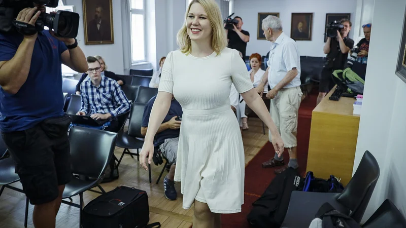 Fotografija: Nina Krajnik pravi, da se njeni volivci ne delijo na leve in desne, ampak so to ljudje, ki ne nasedajo raznovrstnim poskusom pranja možganov. FOTO: Jože Suhadolnik/Delo
