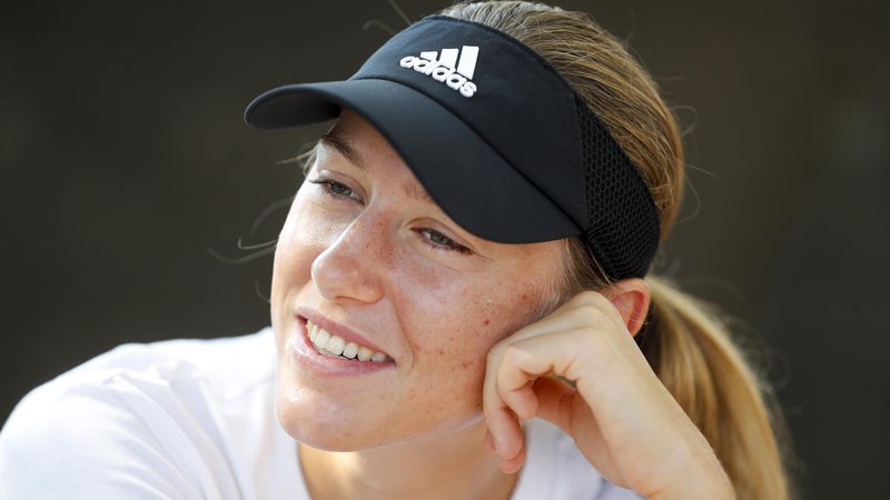 Fotografija: Kaja Juvan ni skrivala zadovoljstva po podvigu ob uvodu v letošnji Wimbledon. FOTO: Matej Družnik/Delo
