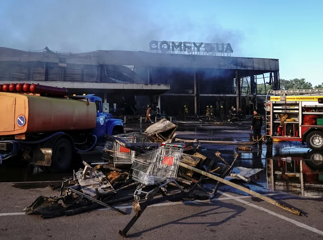 Reševalci v trgovskem centru, ki ga je zadela ruska raketa. FOTO: Stringer/Reuters
