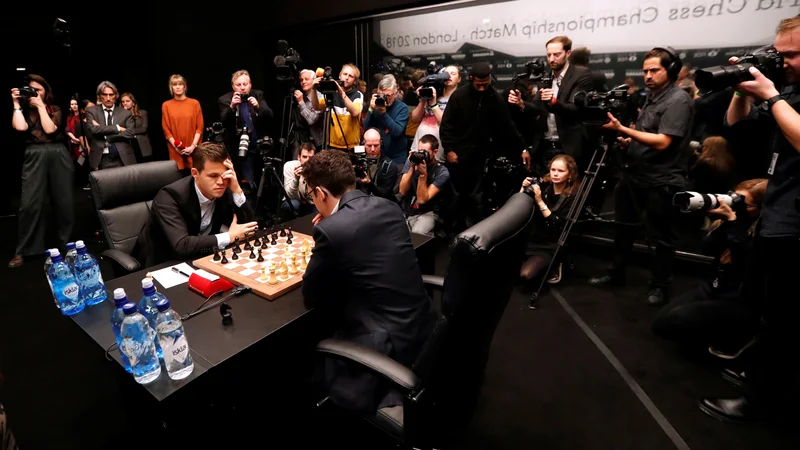 Fotografija: Magnus Carlsen in Fabiano Caruana med prvo partijo v Londonu leta 2018. FOTO: Paul Childs/Reuters