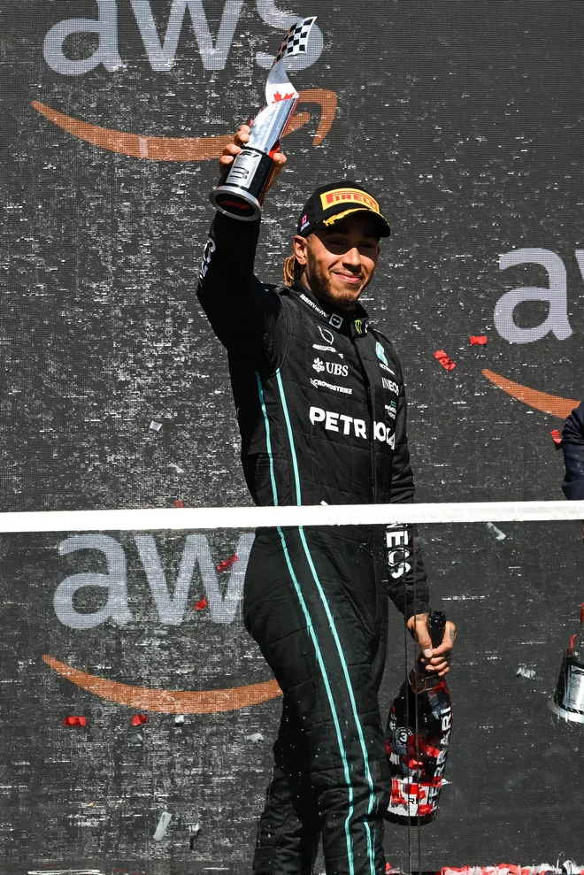 Lewis Hamilton pozdravlja navijače v Montrealu, kjer je stopil na najnižjo stopničko, njegov moštveni kolega George Russell pa je bil četrti. FOTO: David Kirouac/USA Today Sports
