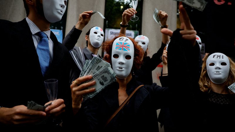 Fotografija: Aktivisti se udeležujejo akcije »Dolg za podnebje«, s katero od skupine G7 zahtevajo odpis dolga za države globalnega juga pred sedežem Mednarodnega denarnega sklada v Parizu. Foto: Sarah Meyssonnier/Reuters

