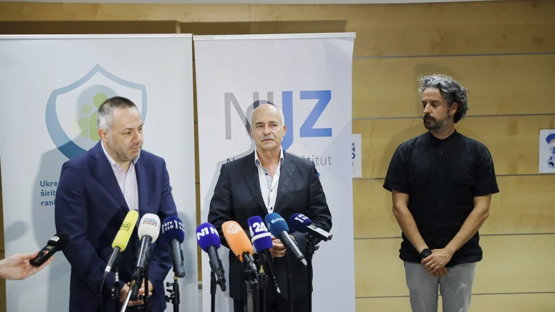 Fotografija: Danijel Bešič Loredan, Ivan Eržen in Mario Fafangel na danšnjem posvetu. FOTO: Jože Suhadolnik/Delo